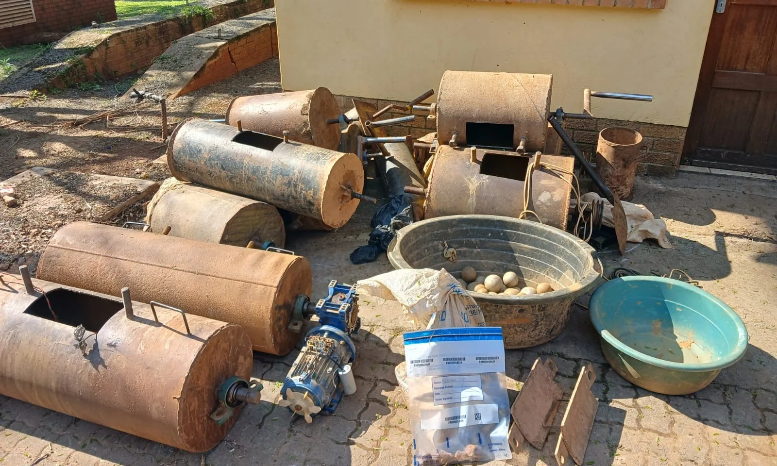 SABIE / NGODWANA – Police have arrested 22 suspected illegal miners in two separate operations in the Lowveld over the weekend as part of Operation Vala Umgodi.